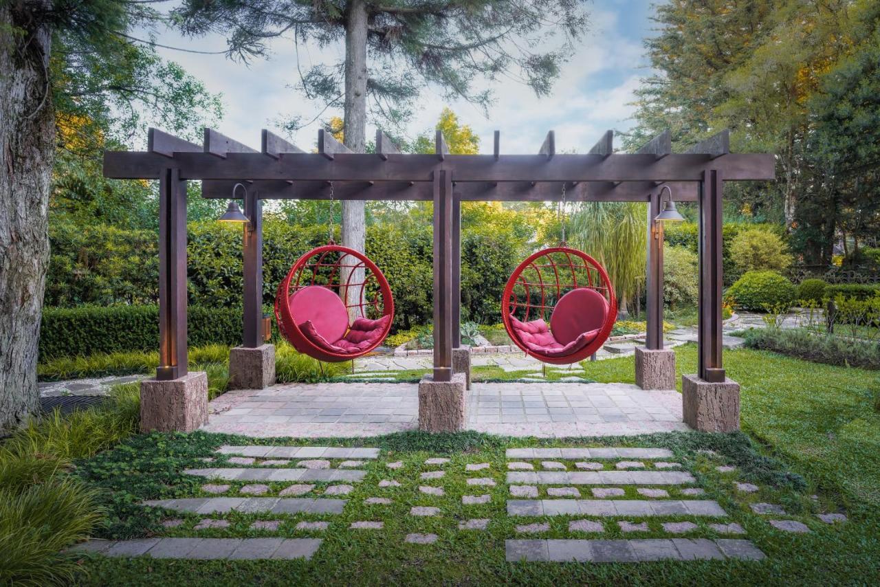 Bavaria Sport Hotel Gramado Exterior foto Pergola with hanging chairs